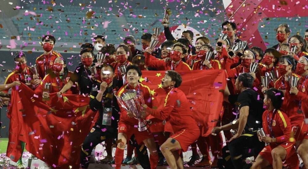 一方面是这类套路的游戏在美国人眼里早已习以为常，更不消说它仍是一部翻拍自1990年的片子，而主演科林法瑞尔的名头也底子没法与施瓦辛格匹敌。